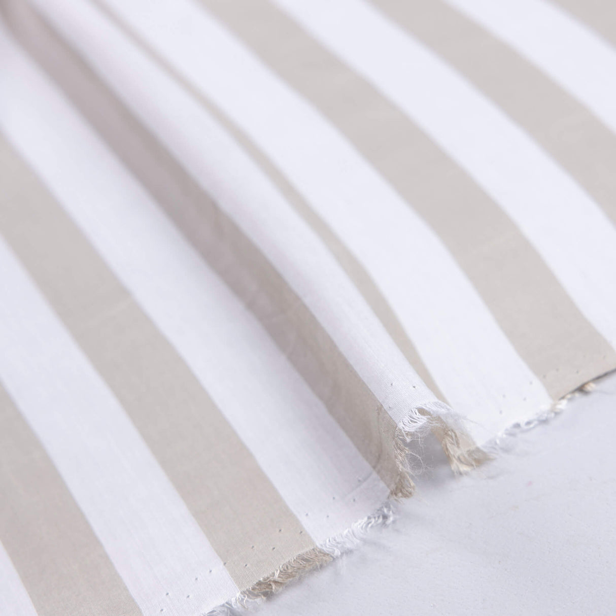 Mini ottoman de viscose - Rayures sable et blanc