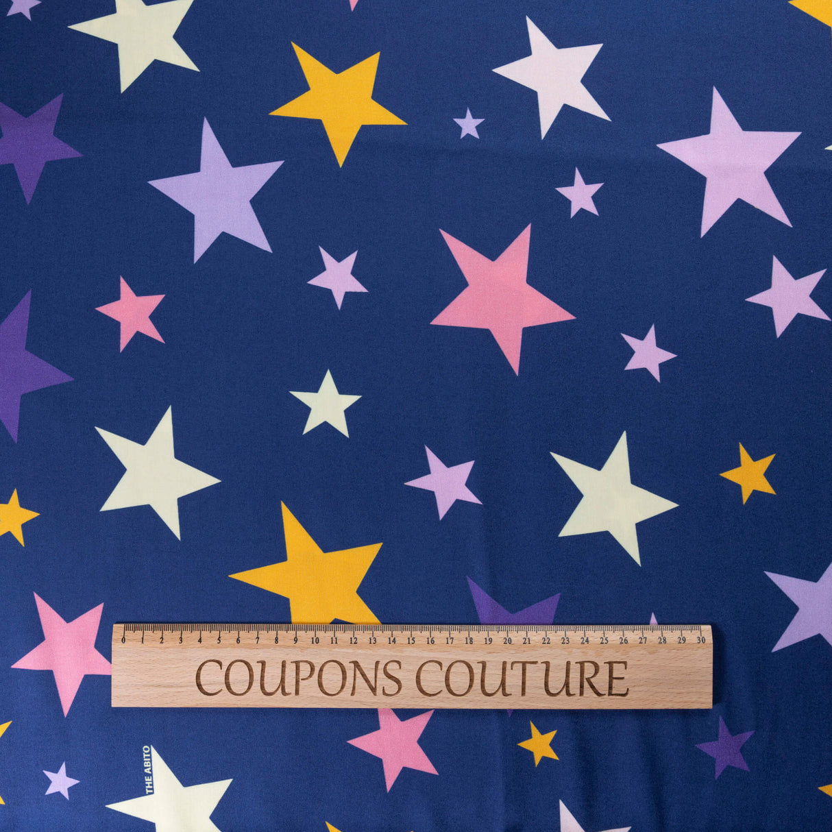Étoffe 100% viscose - Étoiles multicolores fond bleu marine