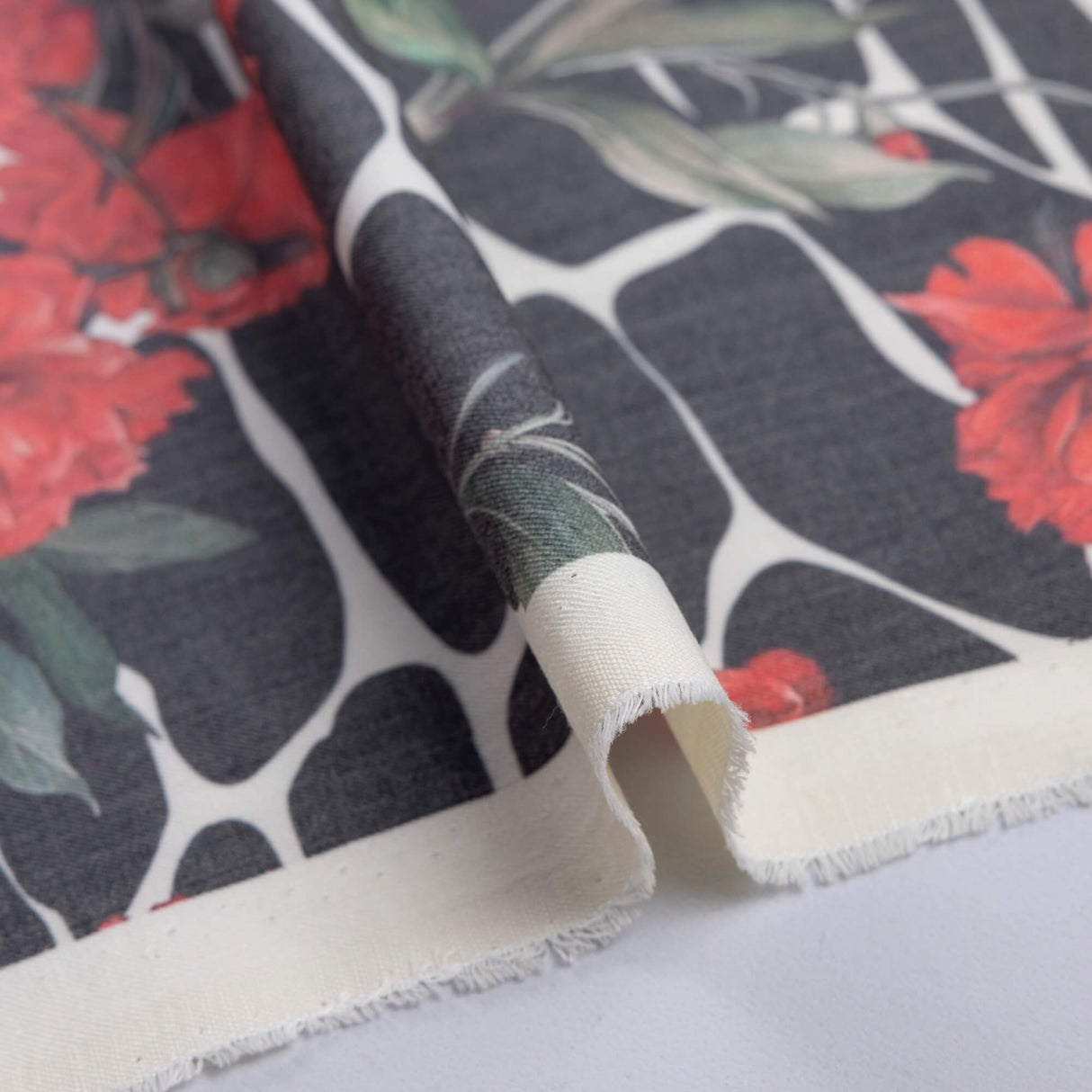 Gabardine de laine extensible - Œillets rouges et graphisme noir