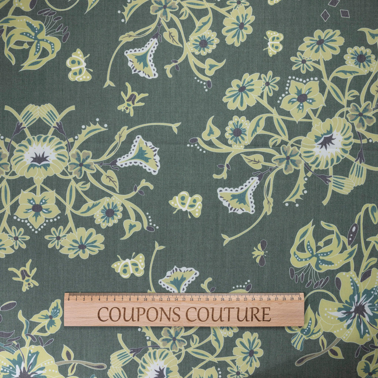 Gabardine de laine extensible - Fleurs et papillons vert olive
