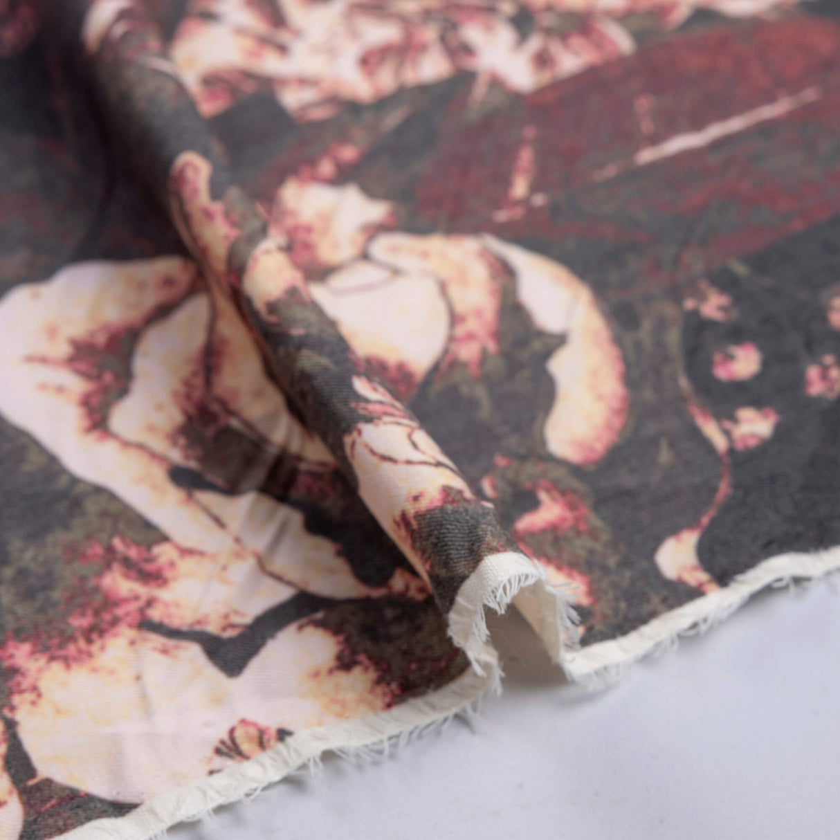 Gabardine de laine extensible - Fleurs et papillons bordeaux