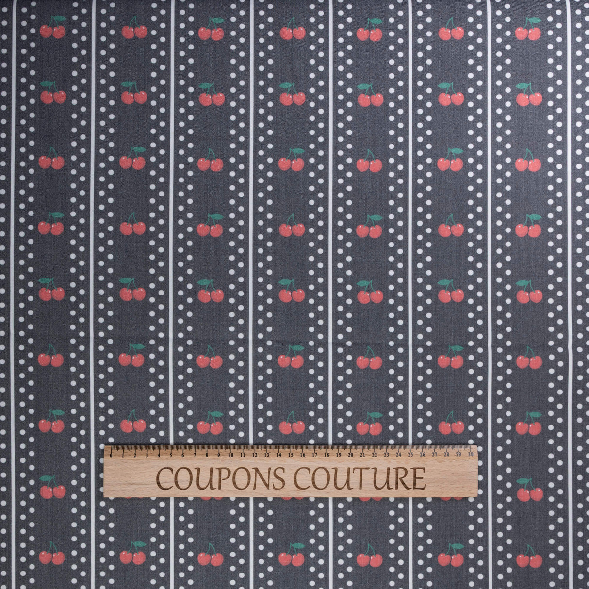 Gabardine de laine extensible - Cerises et pois sur fond noir