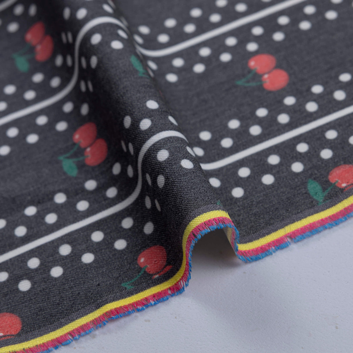 Gabardine de laine extensible - Cerises et pois sur fond noir