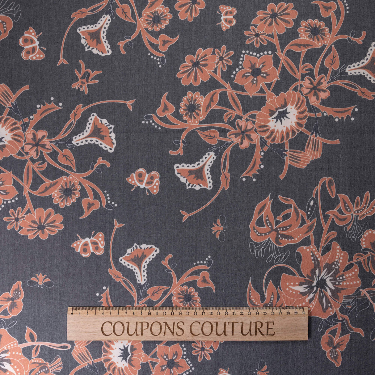 Gabardine de laine extensible - Fleurs terracotta sur fond noir