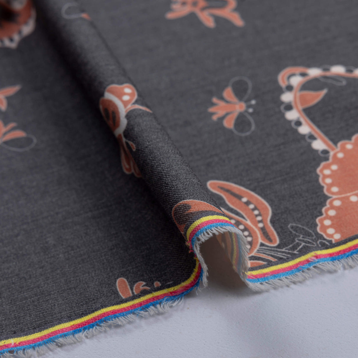 Gabardine de laine extensible - Fleurs terracotta sur fond noir