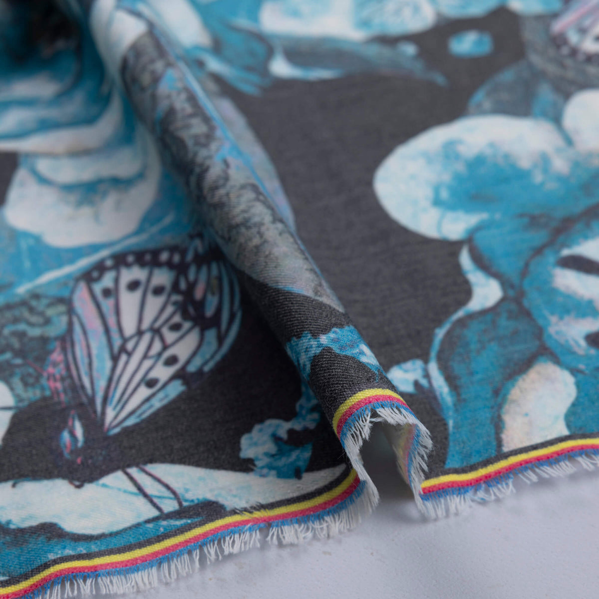 Gabardine de laine extensible - Fleurs et papillons bleu turquoise