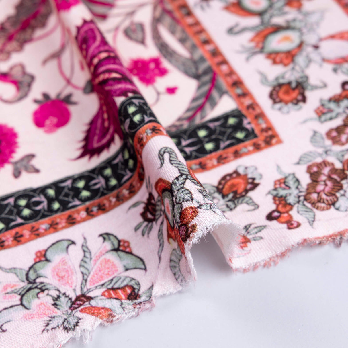 Punto di Roma - Motif cachemire et fleurs rose poudré