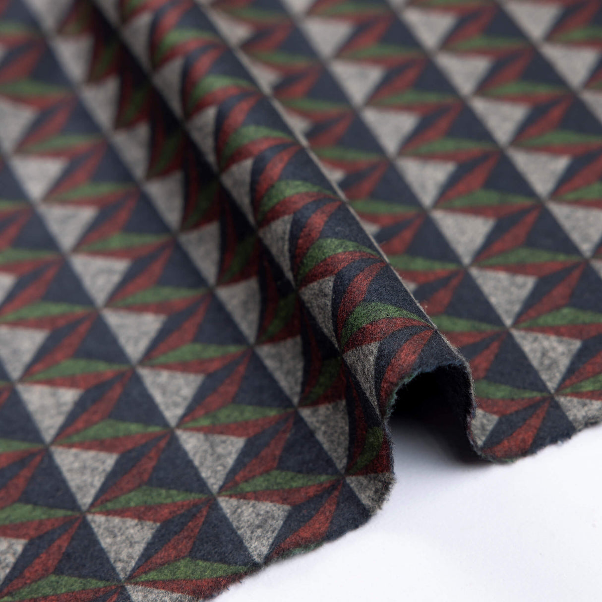 Maille Milano émerisée - Triangles graphiques vert et rouge