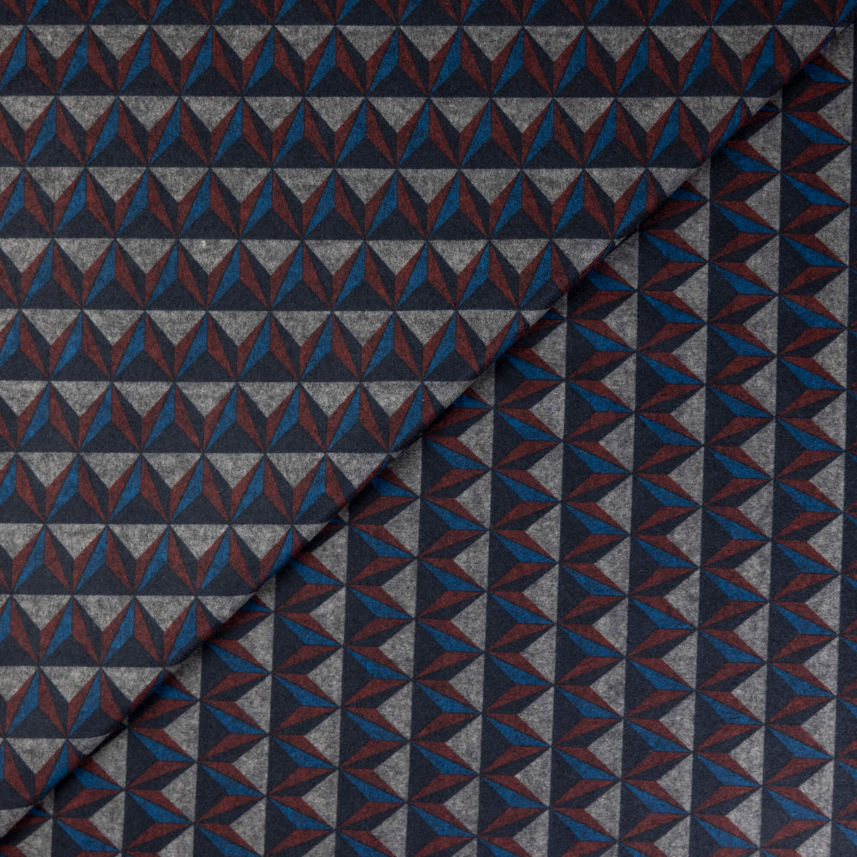 Maille Milano émerisée - Triangles graphiques bleu et rouge