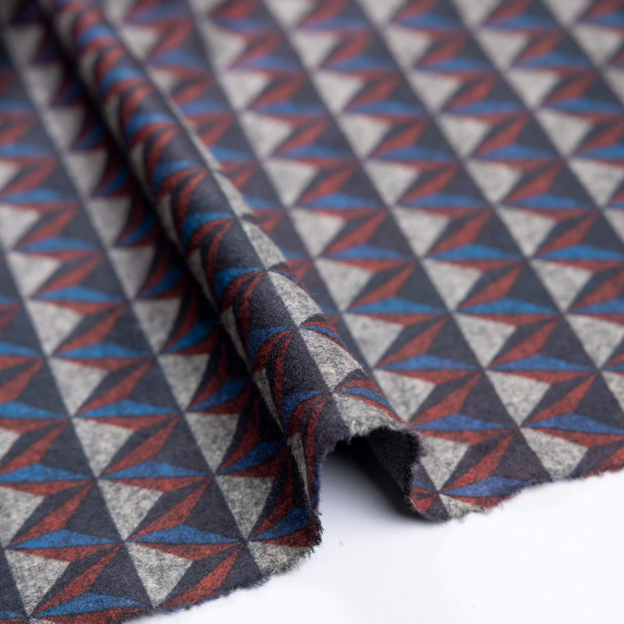 Maille Milano émerisée - Triangles graphiques bleu et rouge