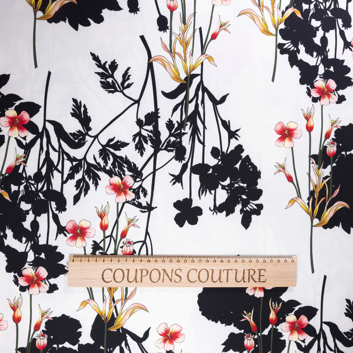Crêpe sergé - Fleurs noires et roses fond blanc