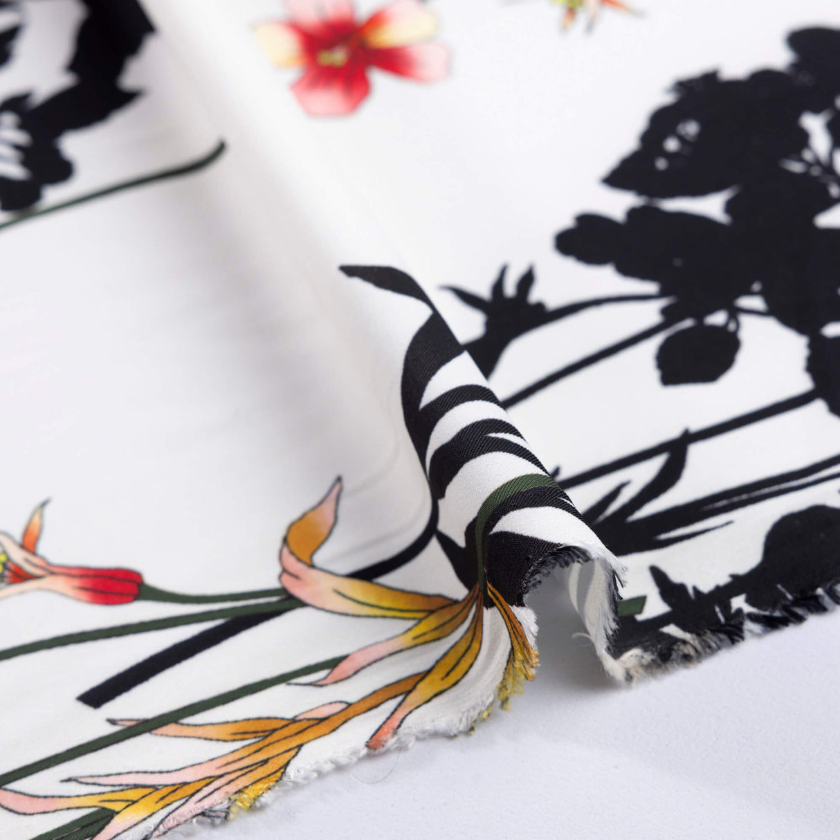 Crêpe sergé - Fleurs noires et roses fond blanc