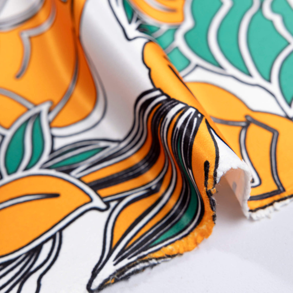 Satin lourd - Fleurs orange et vertes fond blanc
