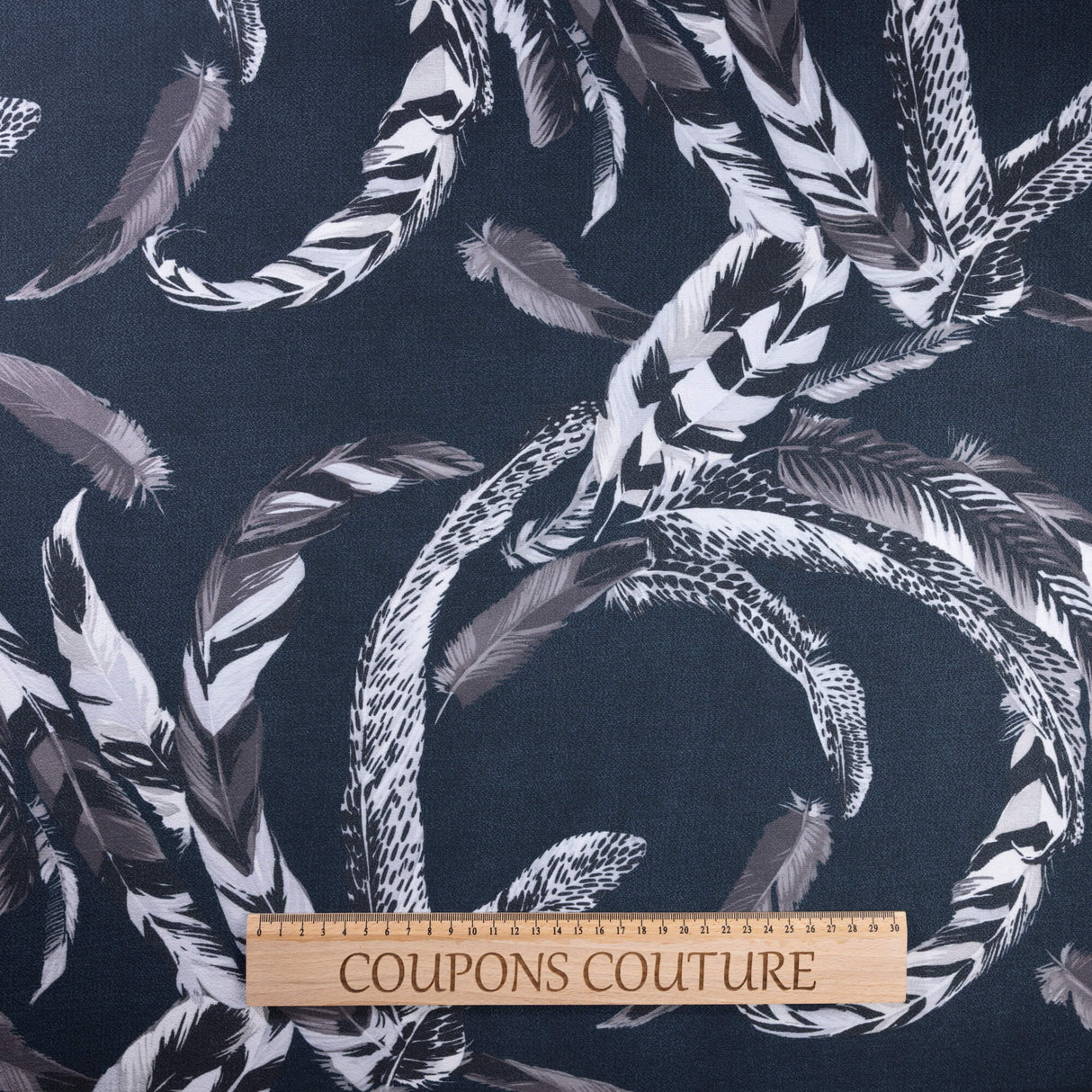 Crêpe - Plumes grises fond noir