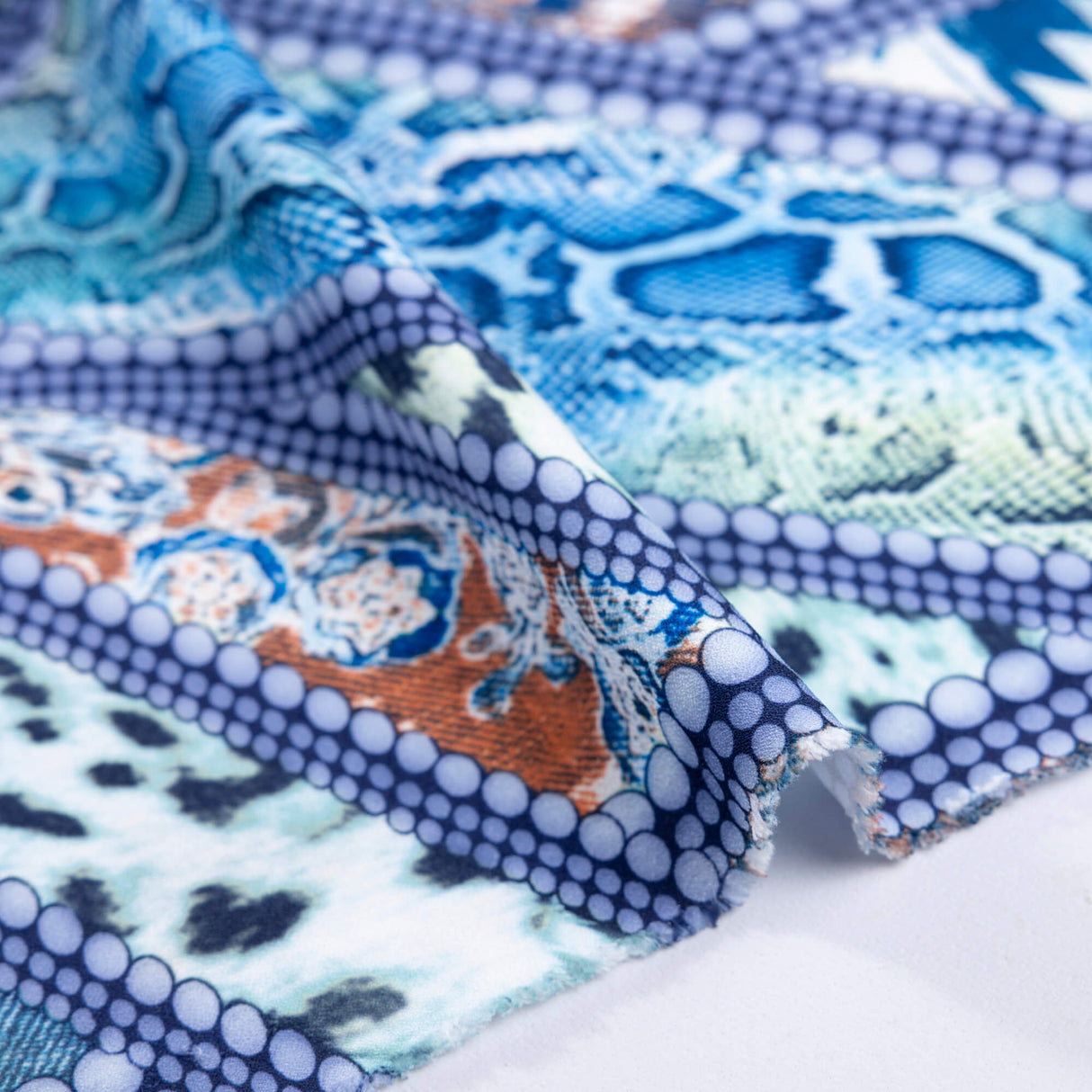 Crêpe - Motif patchwork bleu et beige