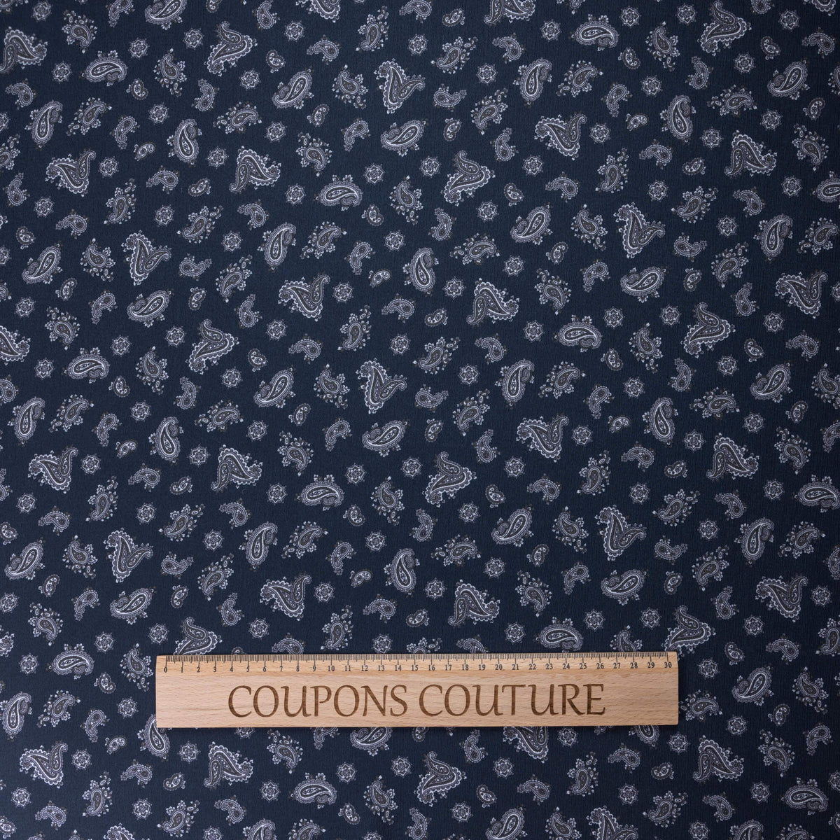 Crêpe - Petits motifs cachemire fond noir