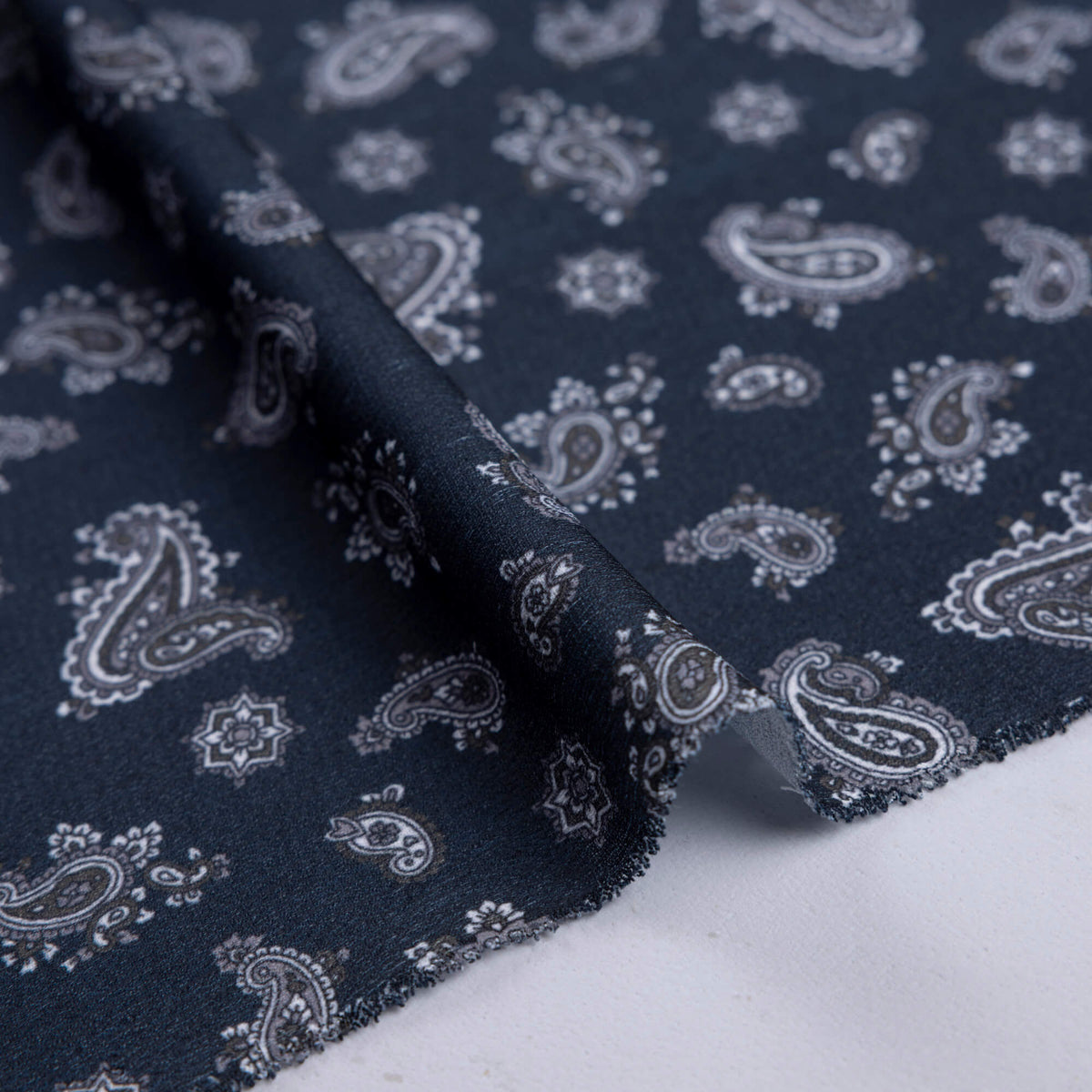 Crêpe - Petits motifs cachemire fond noir