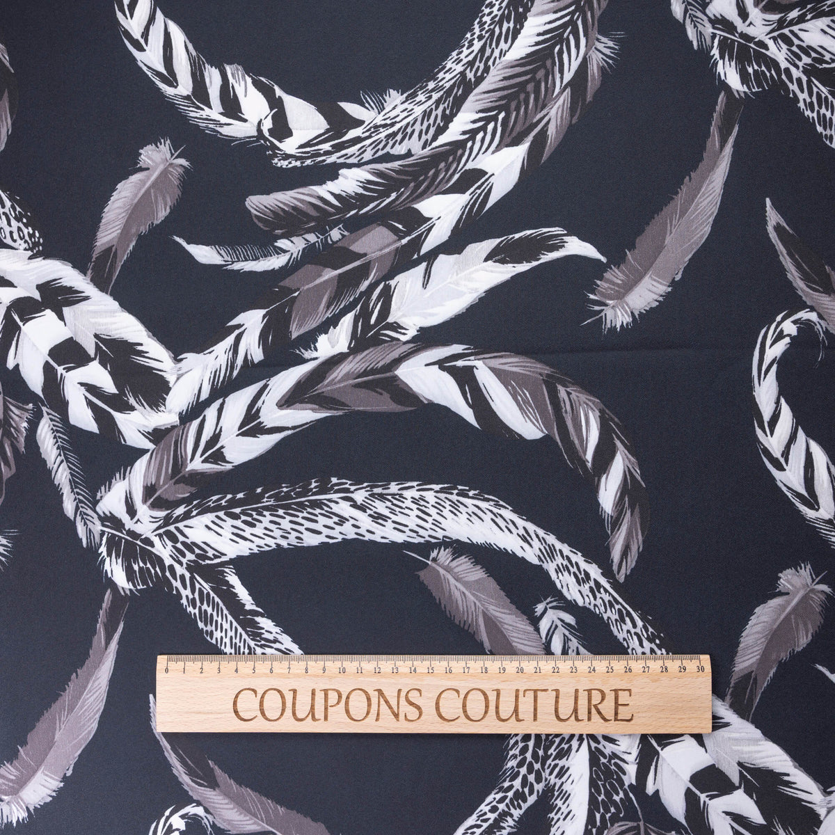 Crêpe sergé - Plumes noires blanches et grises