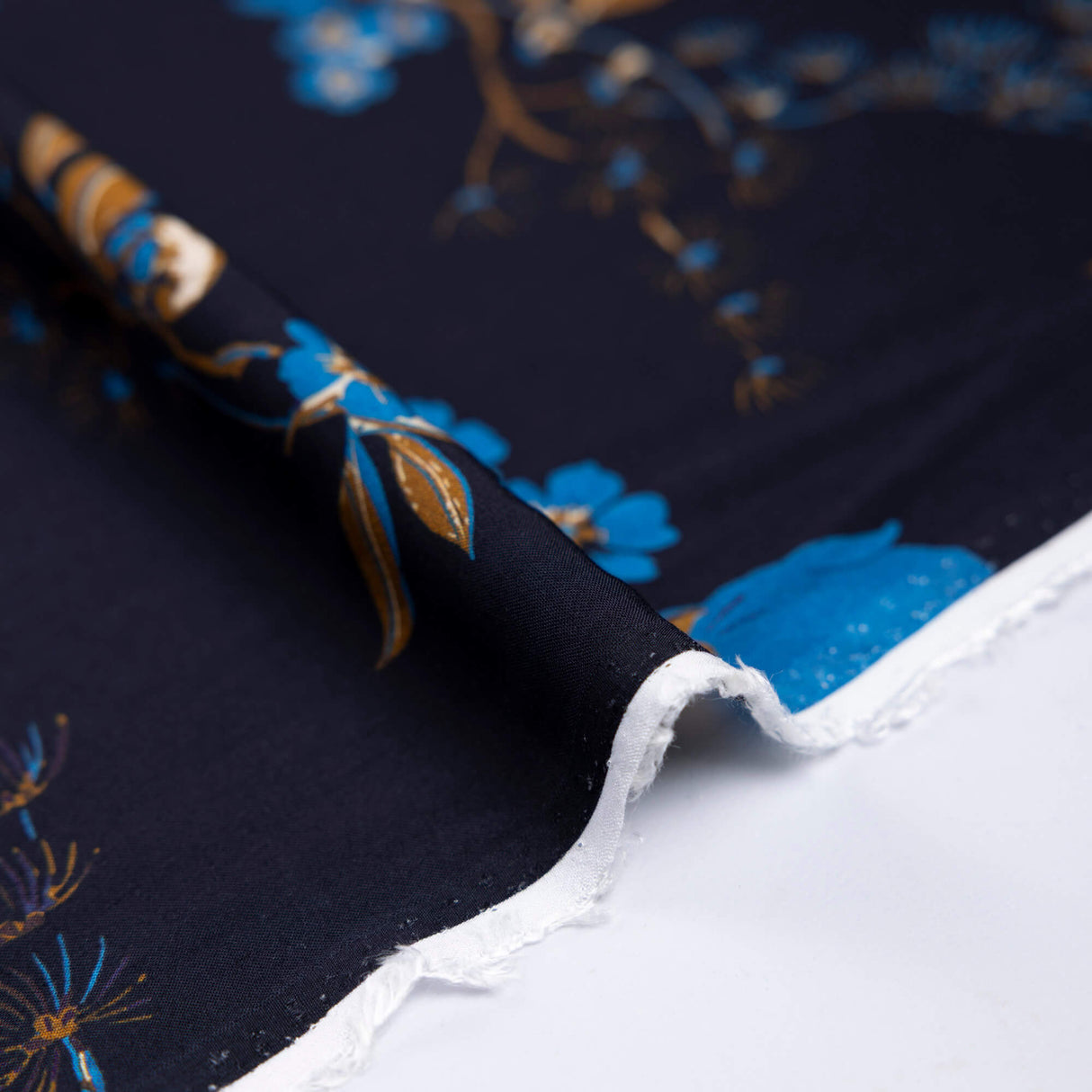 Étoffe 100% viscose – Bouquet bleu fond marine