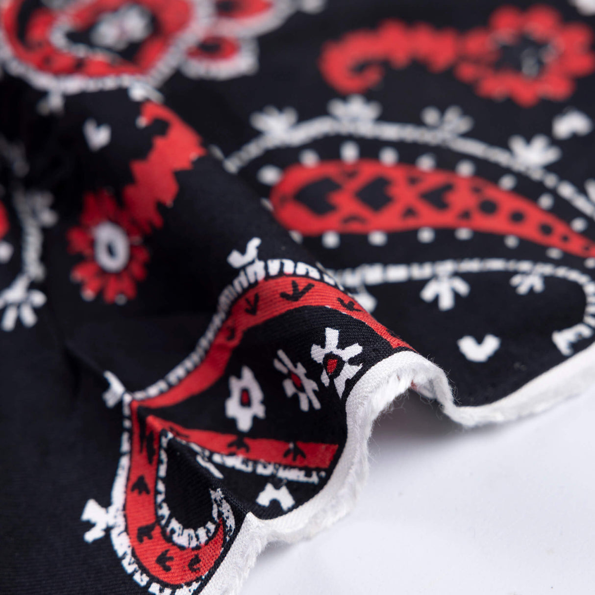 Twill 100% viscose – Cachemire noir rouge blanc