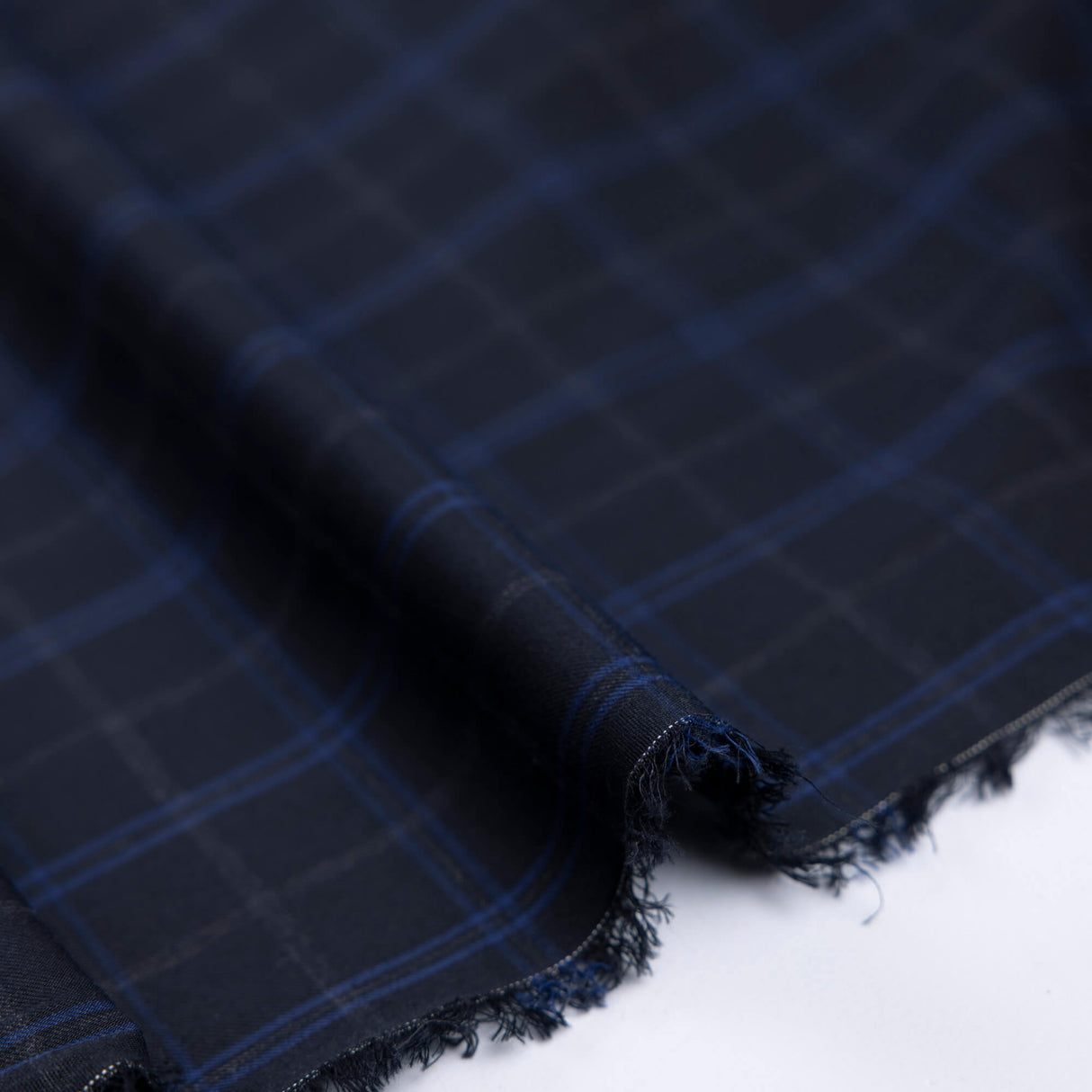 Twill 100% coton – Carreaux bleu et anthracite fond noir