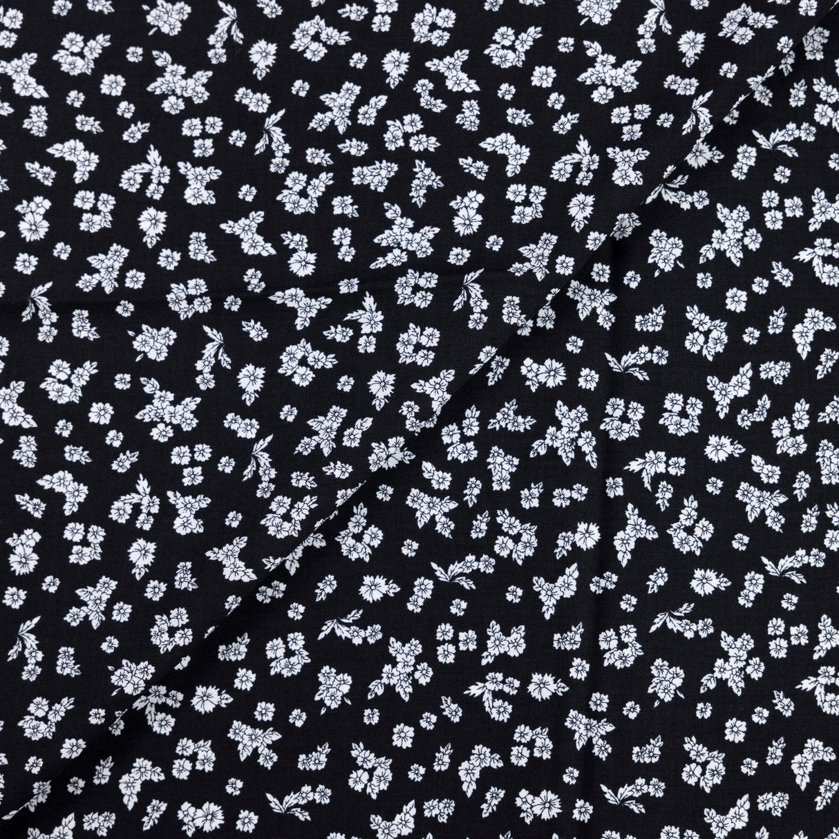 Étoffe 100% viscose – Fleurs blanches fond noir