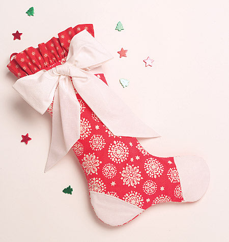 Chausson de Noël rouge à motifs flocons avec gros ruban blanc, décoration festive.