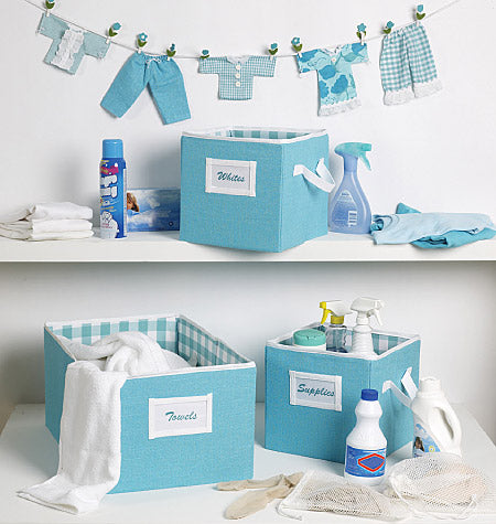Paniers bleus rangés sur une étagère: linge et serviettes colorées, produits d’entretien et accessoires. Terme clé: