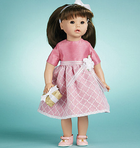 Poupée doll en robe rose et dentelle, avec ruban blanc et petit cadeau dans la main, sur fond bleu clair.