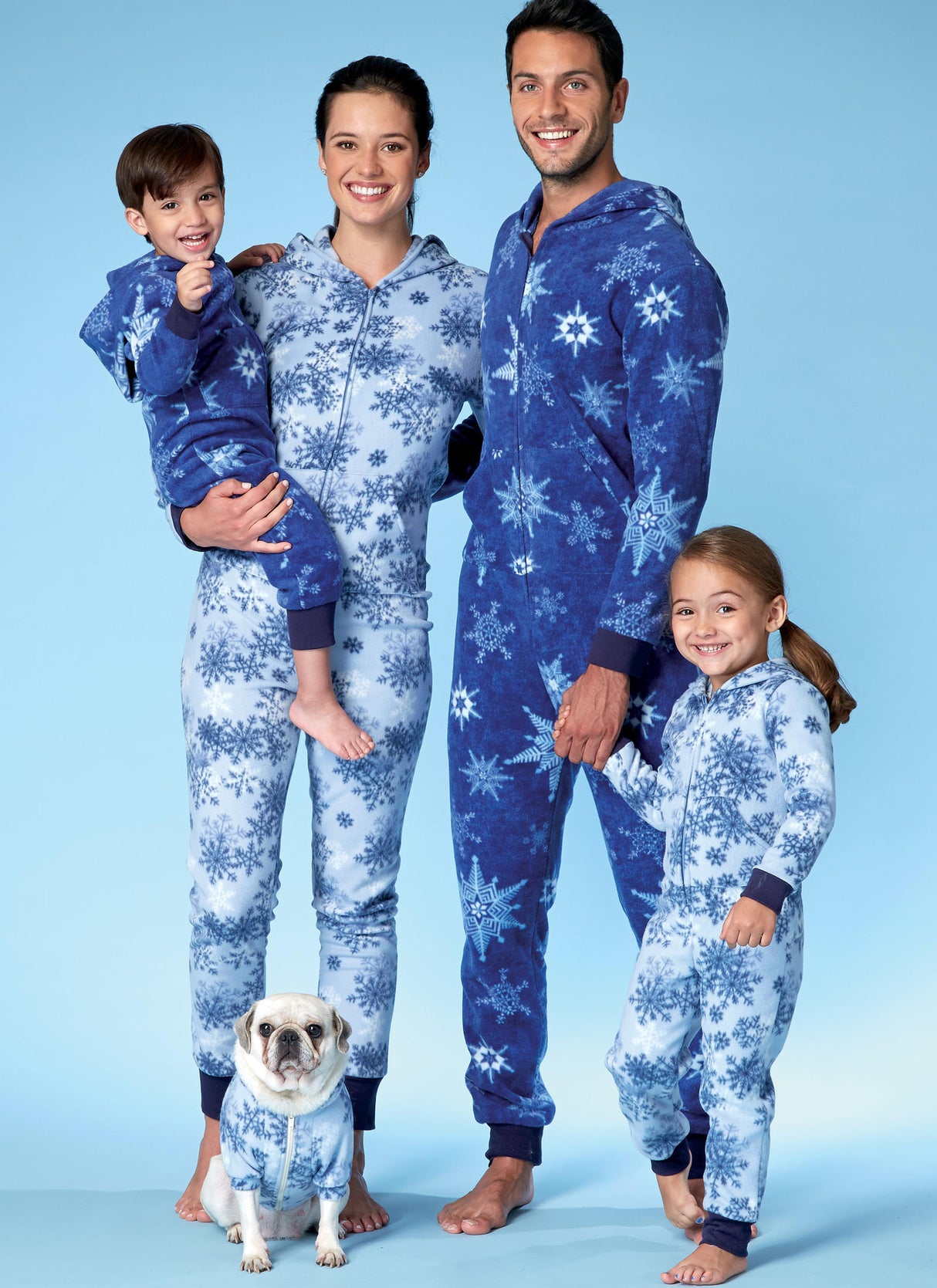 Patron McCall's n°7518 – Grenouillères et manteaux à capuche pour toute la famille