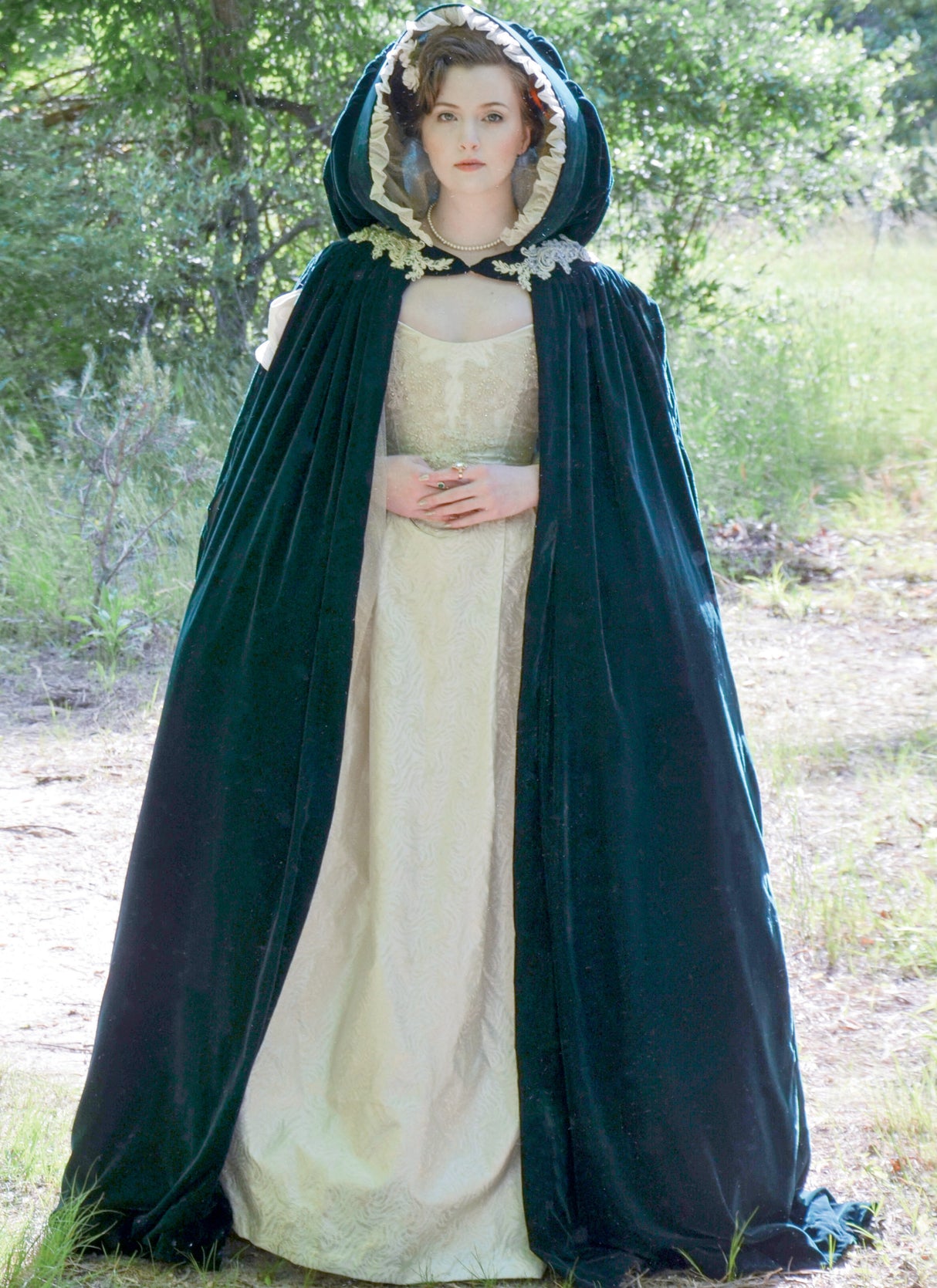 Patron McCall's n°7886 - Cape à capuche pour femme
