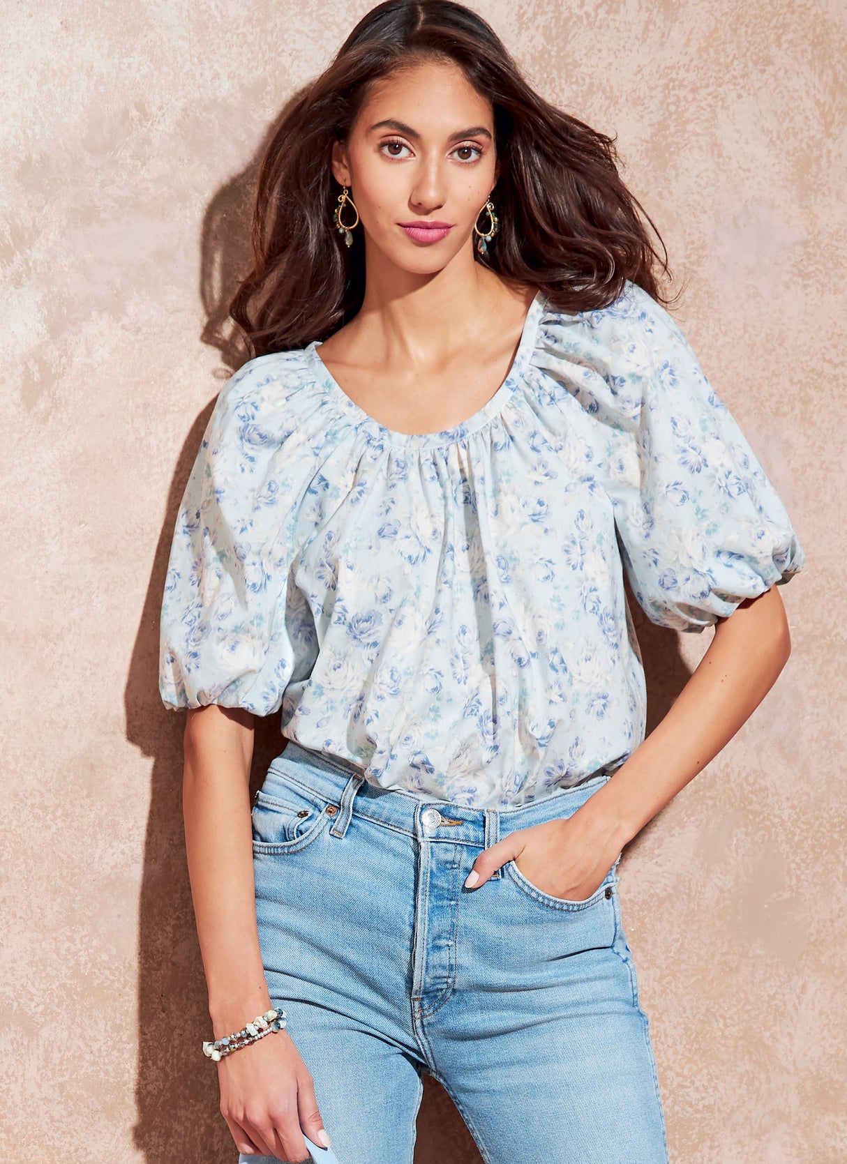 Patron McCall's n°8256 - Hauts pour femmes avec encolure froncée
