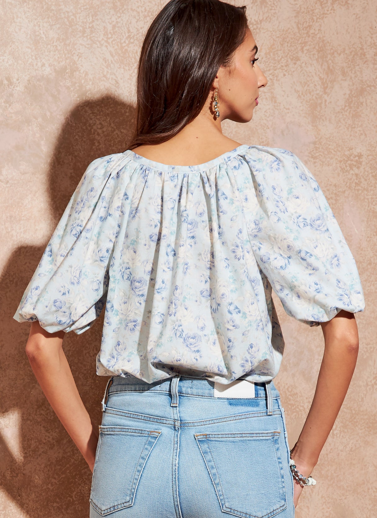 Patron McCall's n°8256 - Hauts pour femmes avec encolure froncée