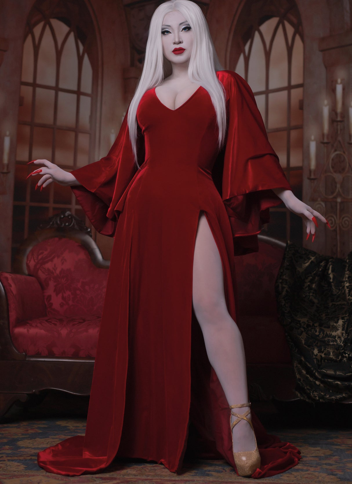 Patron McCall's n°8303 - Robe et cape à manches pour femmes