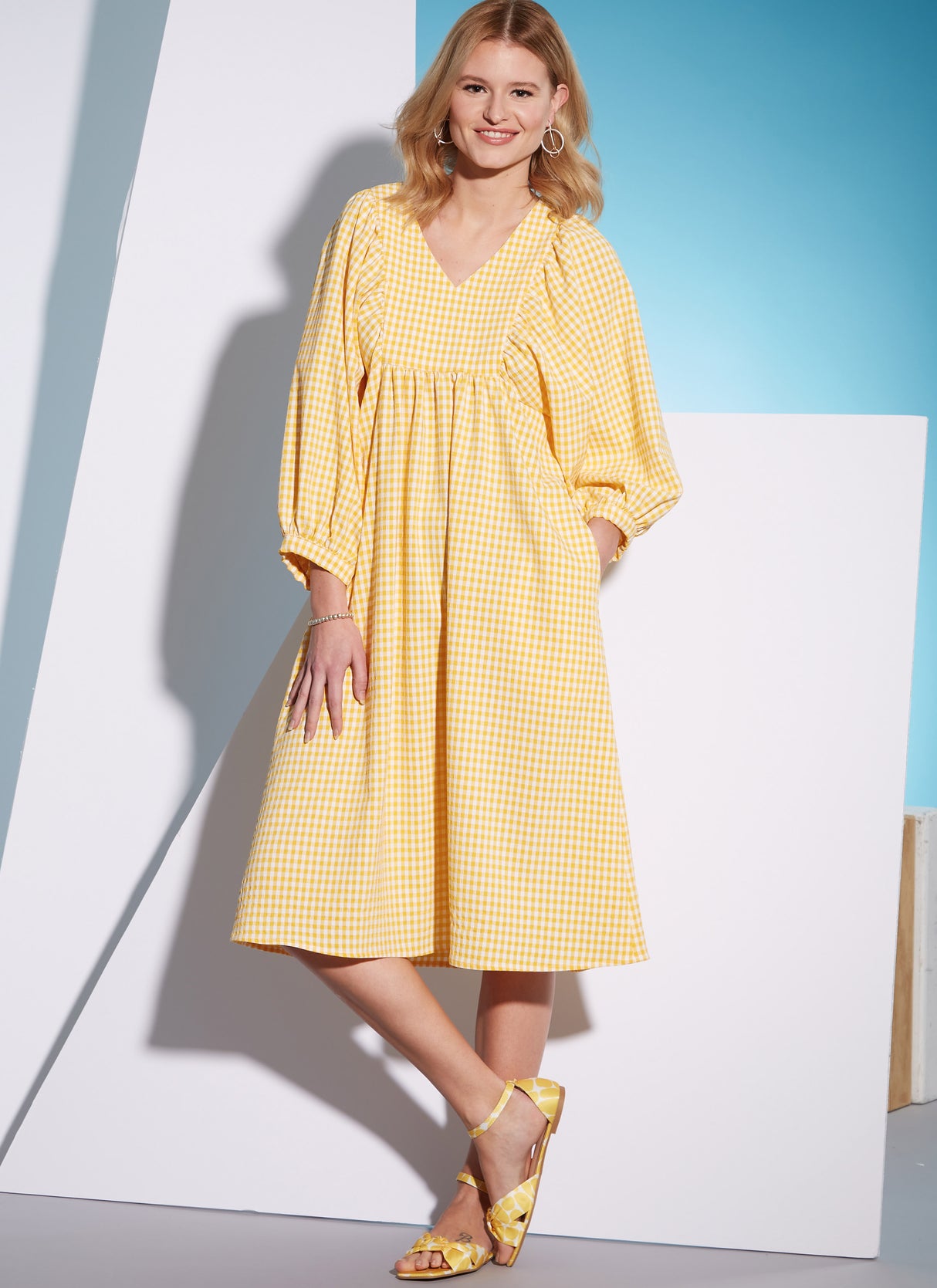 Patron McCall's n°8312 - Robe à col en V pour femmes