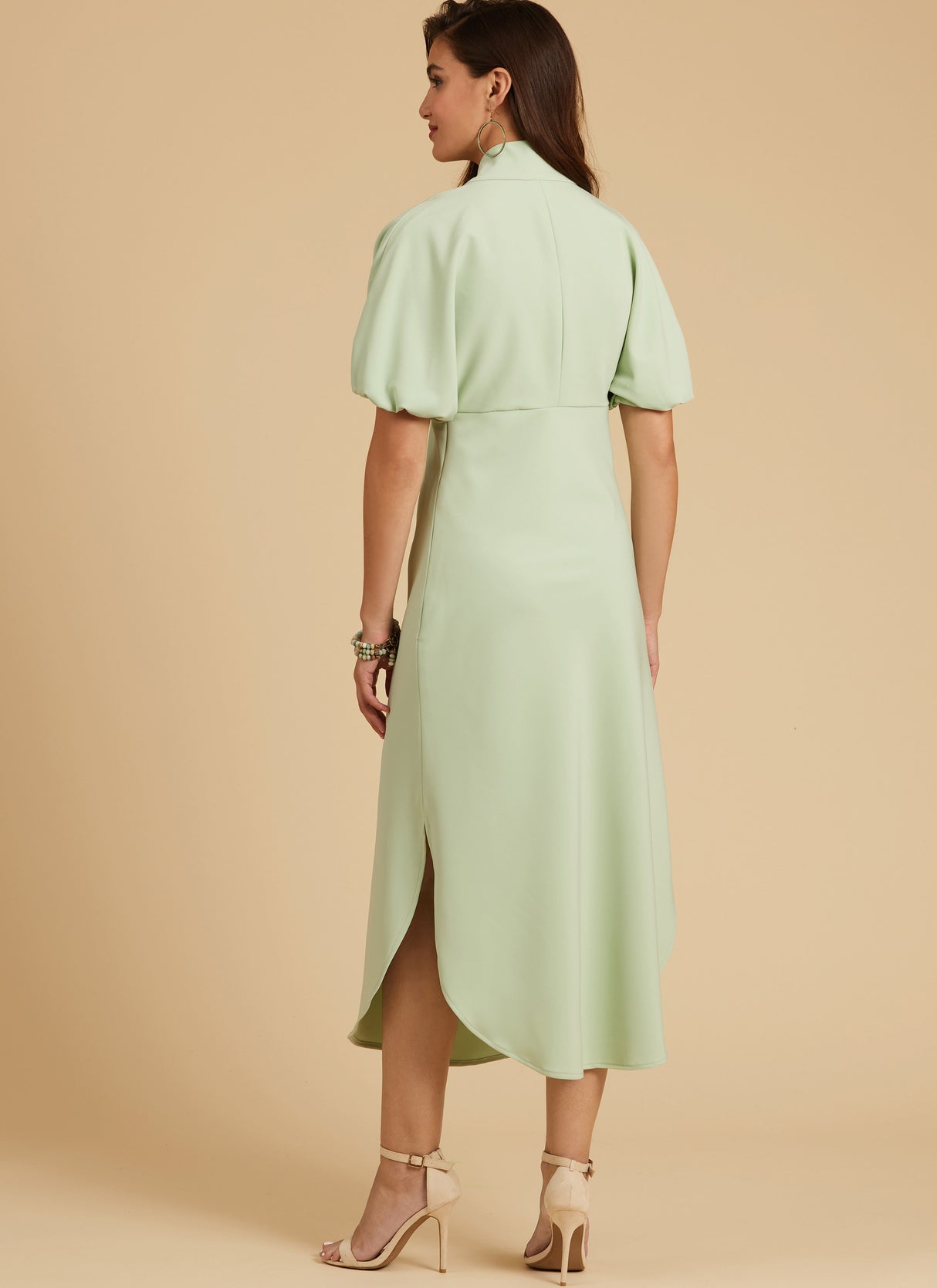 Patron McCall's n°8406 - Robe à taille empire avec variations de manches et d'ourlet