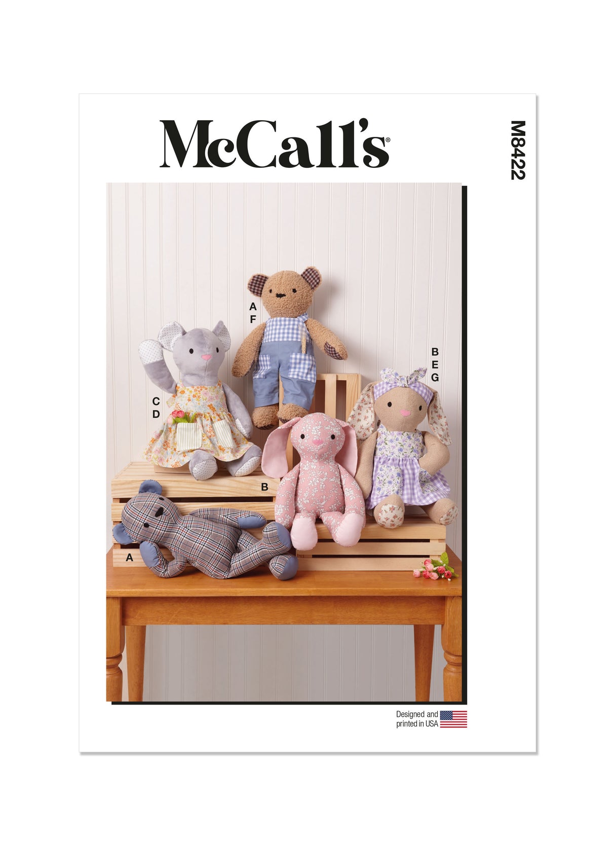 Patron McCall's n°8422 - Peluches ours, lapin et souris avec vêtements