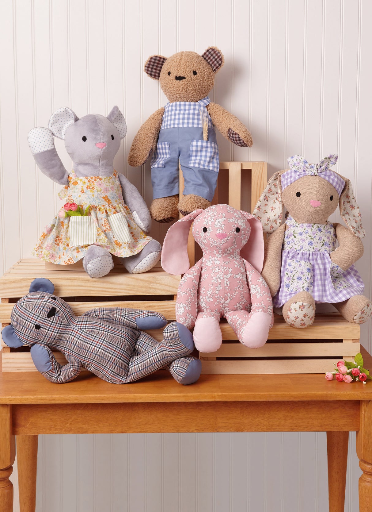 Patron McCall's n°8422 - Peluches ours, lapin et souris avec vêtements