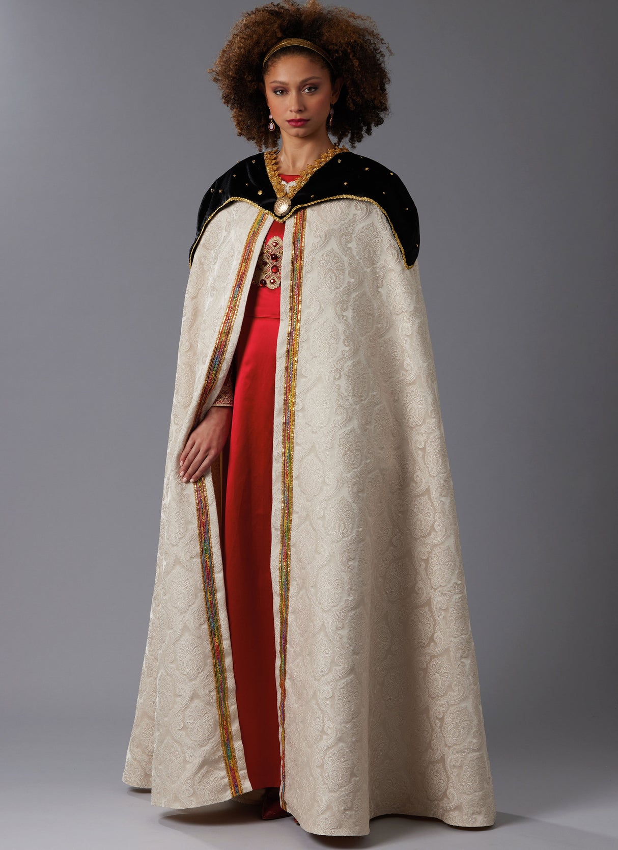 Patron McCall's n°8428 - Cape historique avec capuche