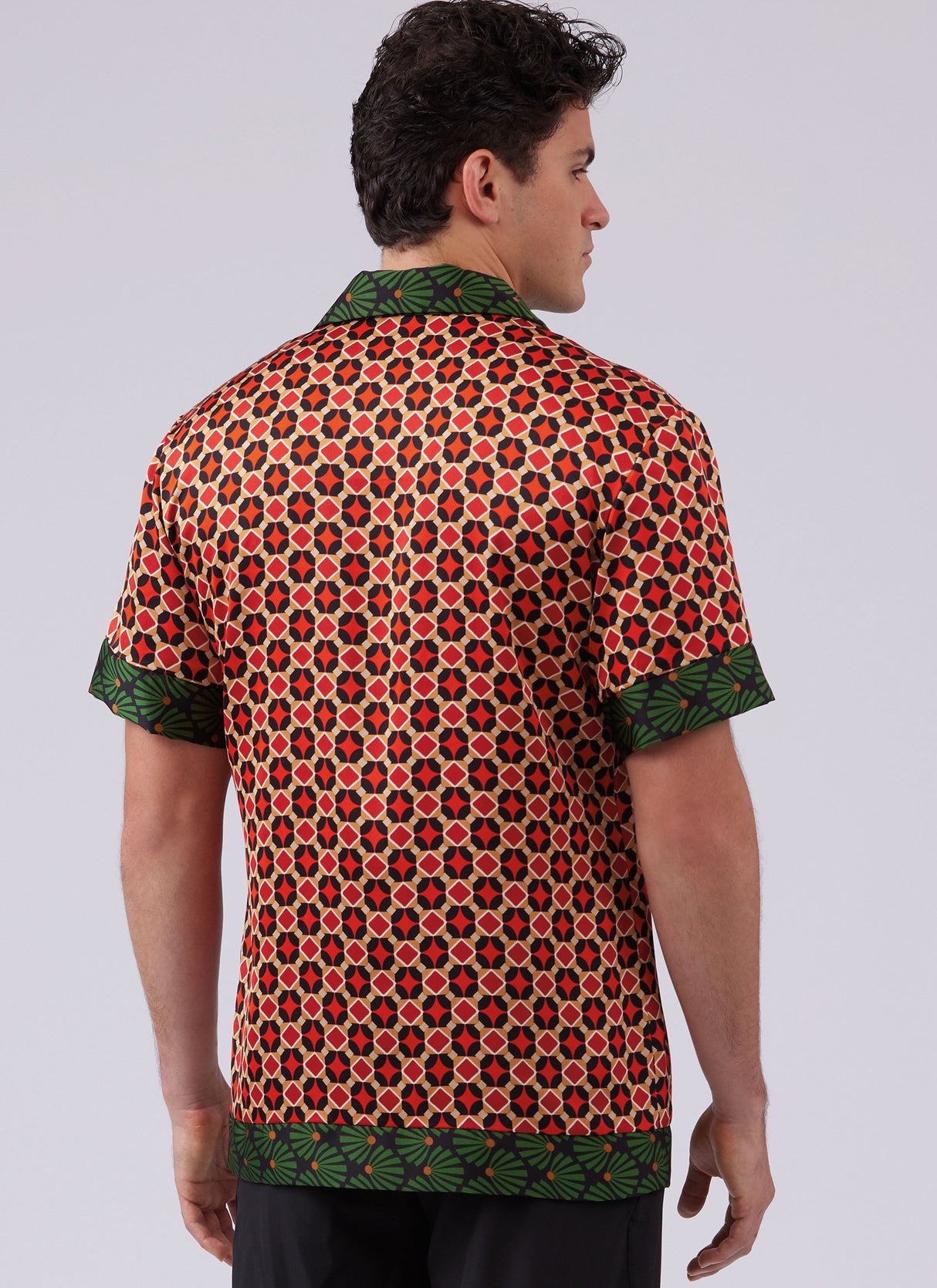 Patron McCall's n°8459 - Chemise de bowling ajustée pour homme