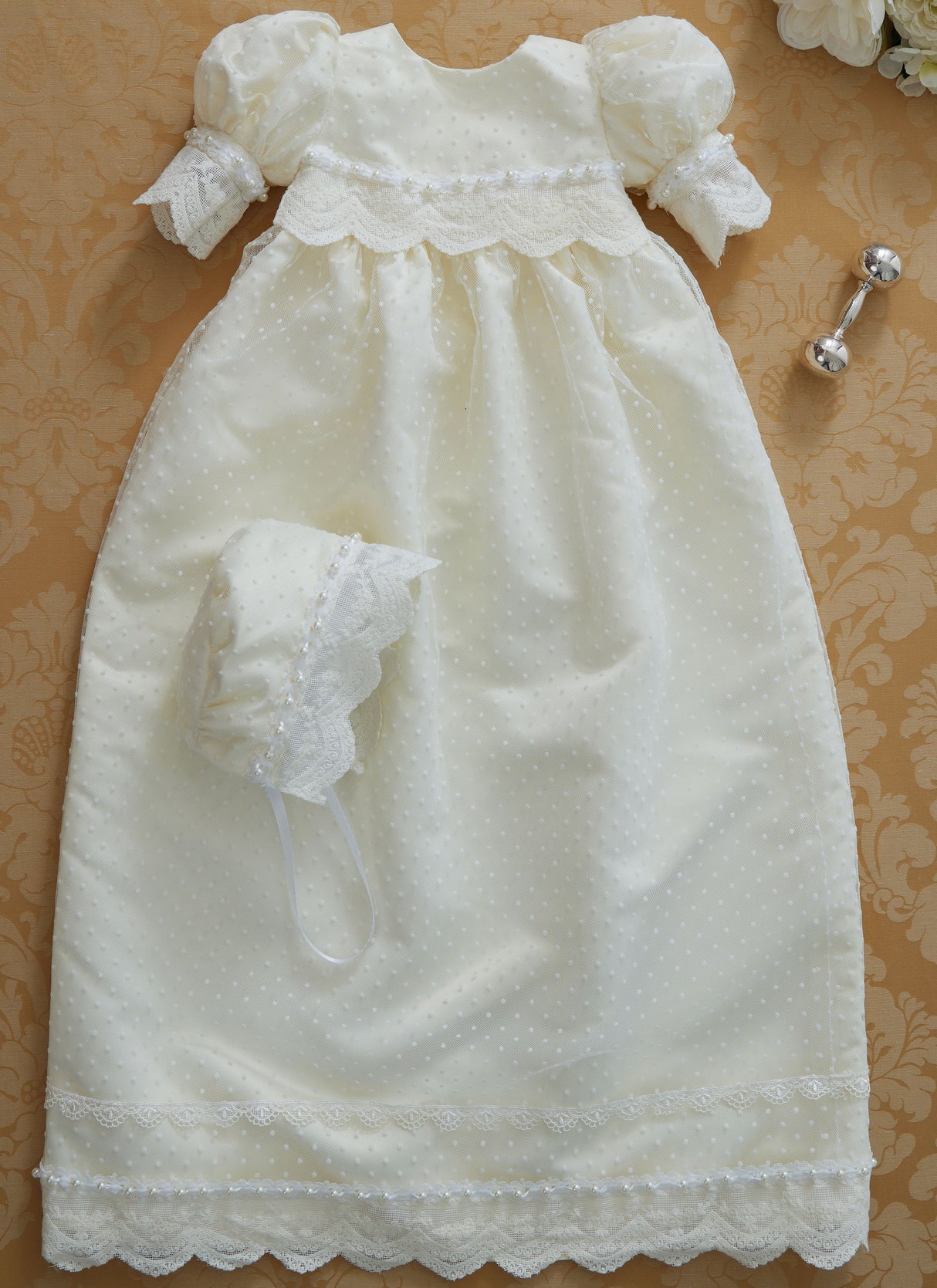 Patron McCall's n°8460 - Robe de baptême et bonnet pour bébé