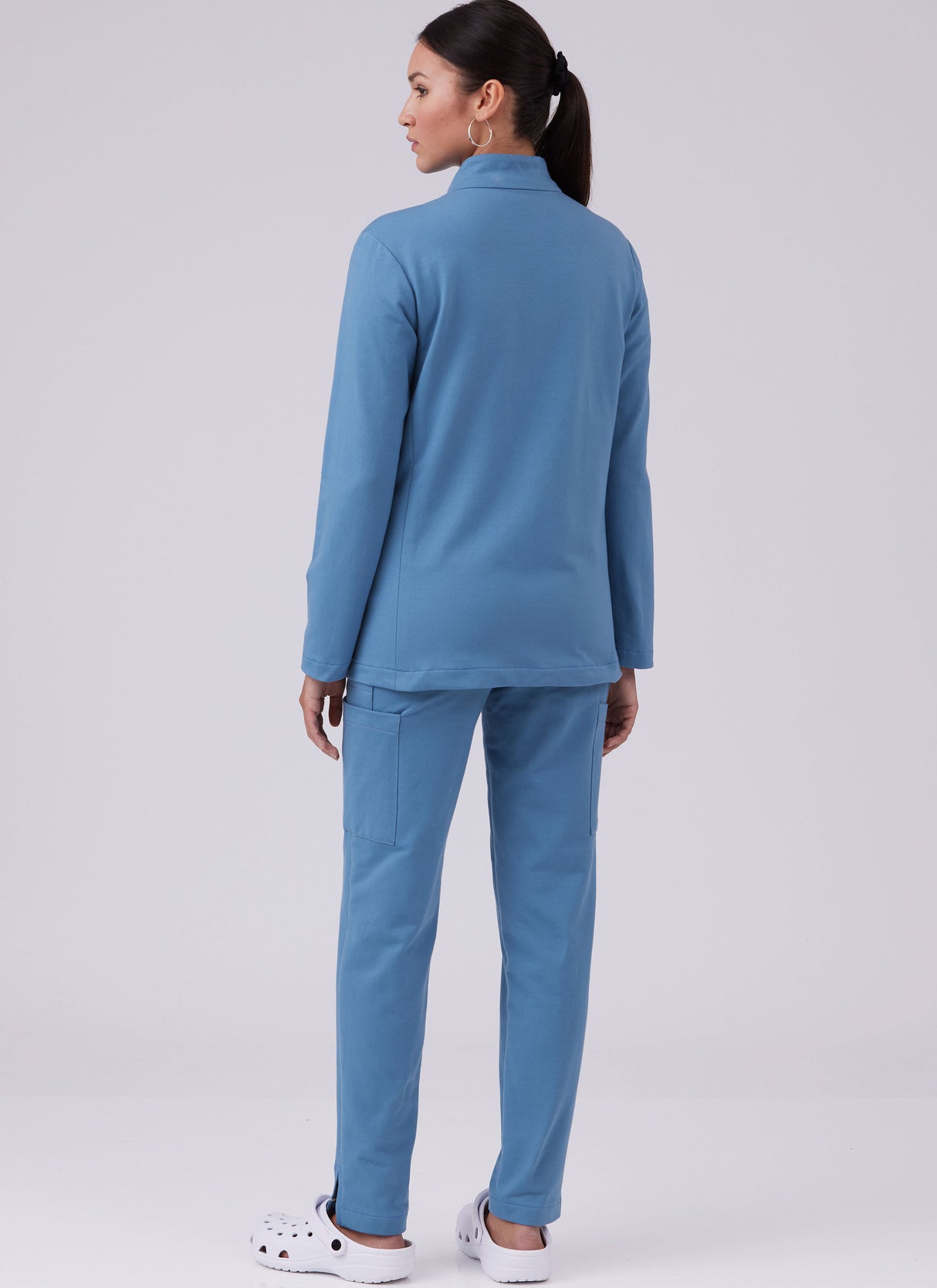 Patron McCall's n°8468 - Ensemble de blouse médicale et pantalon