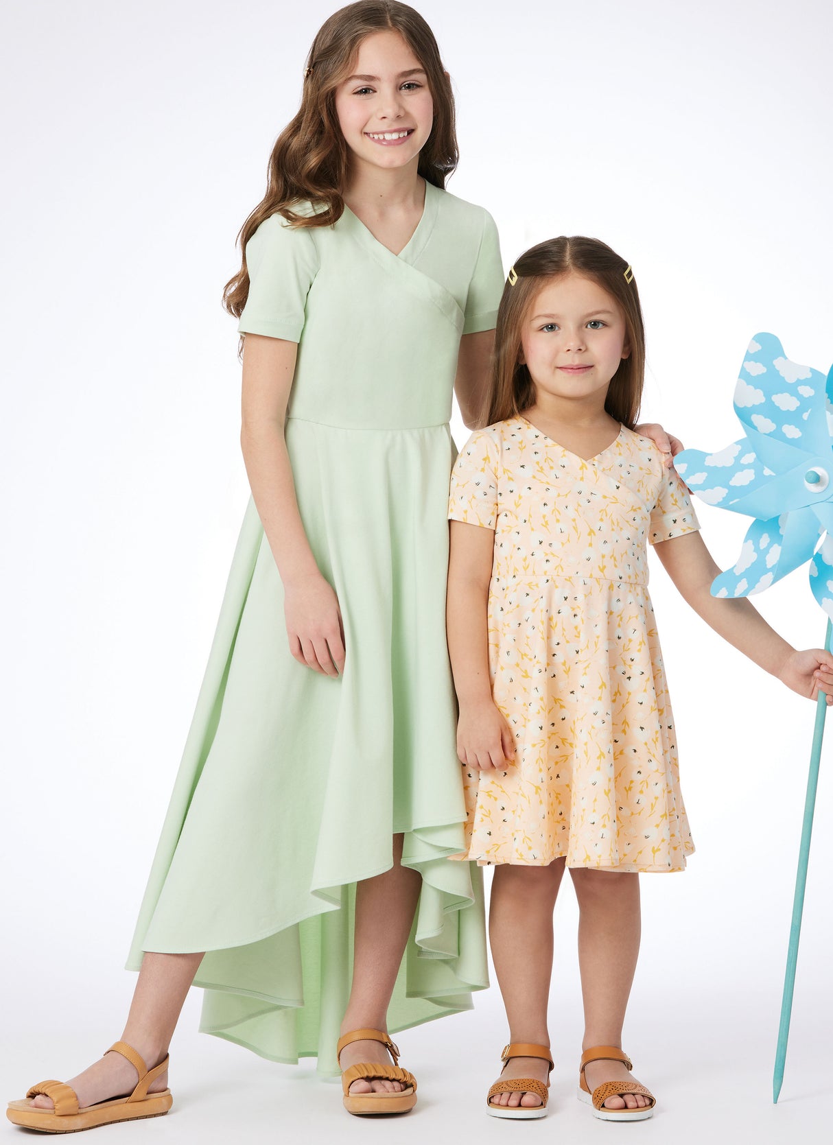 Patron McCall's n°8520 - Robe cache-cœur pour fillettes