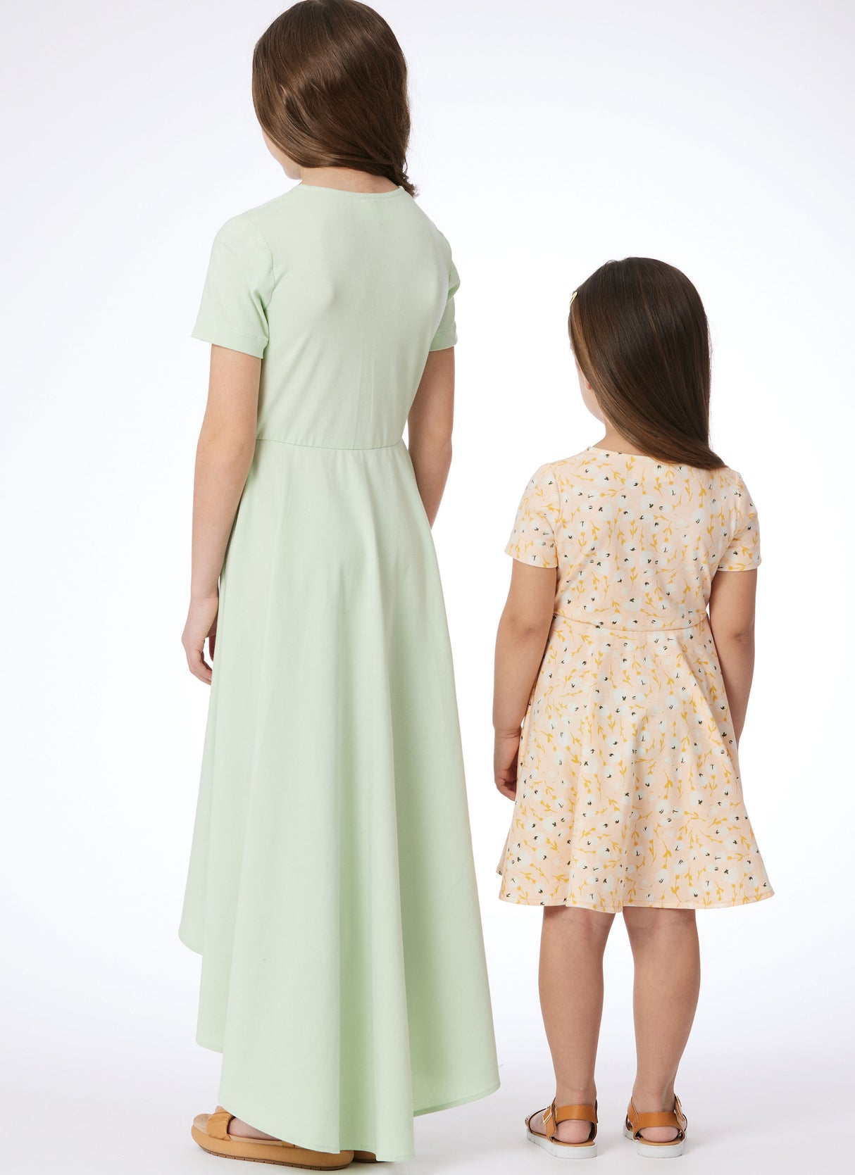 Patron McCall's n°8520 - Robe cache-cœur pour fillettes