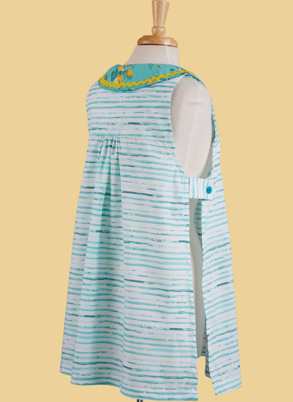 Patron McCall's n°8522 - Tablier style cordonnier pour femmes
