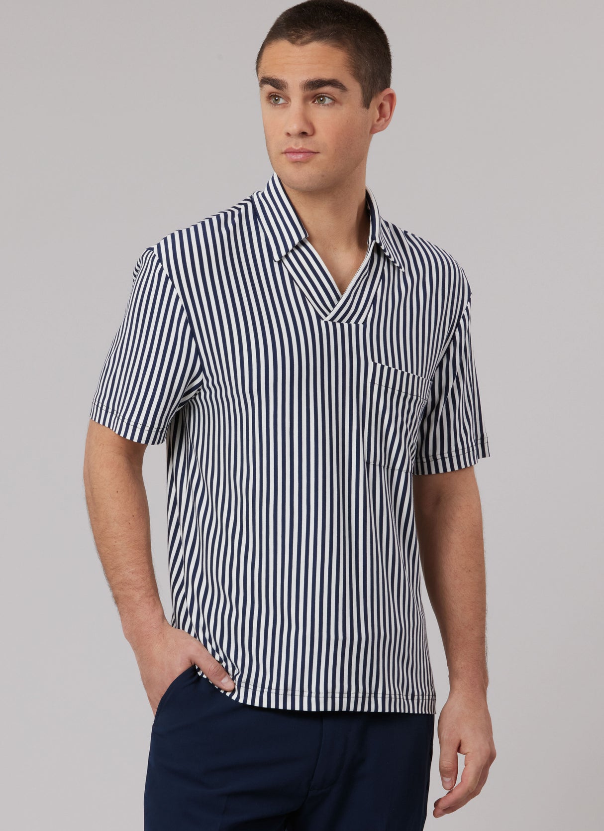 Patron McCall's n°8589 - Haut polo col V avec poche poitrine