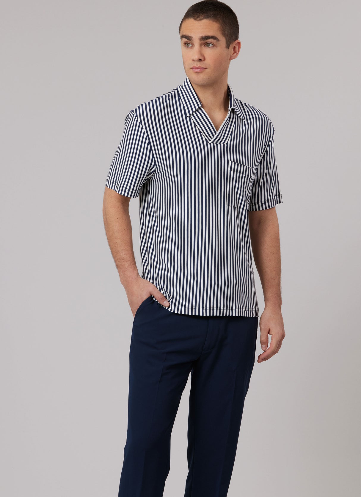 Patron McCall's n°8589 - Haut polo col V avec poche poitrine