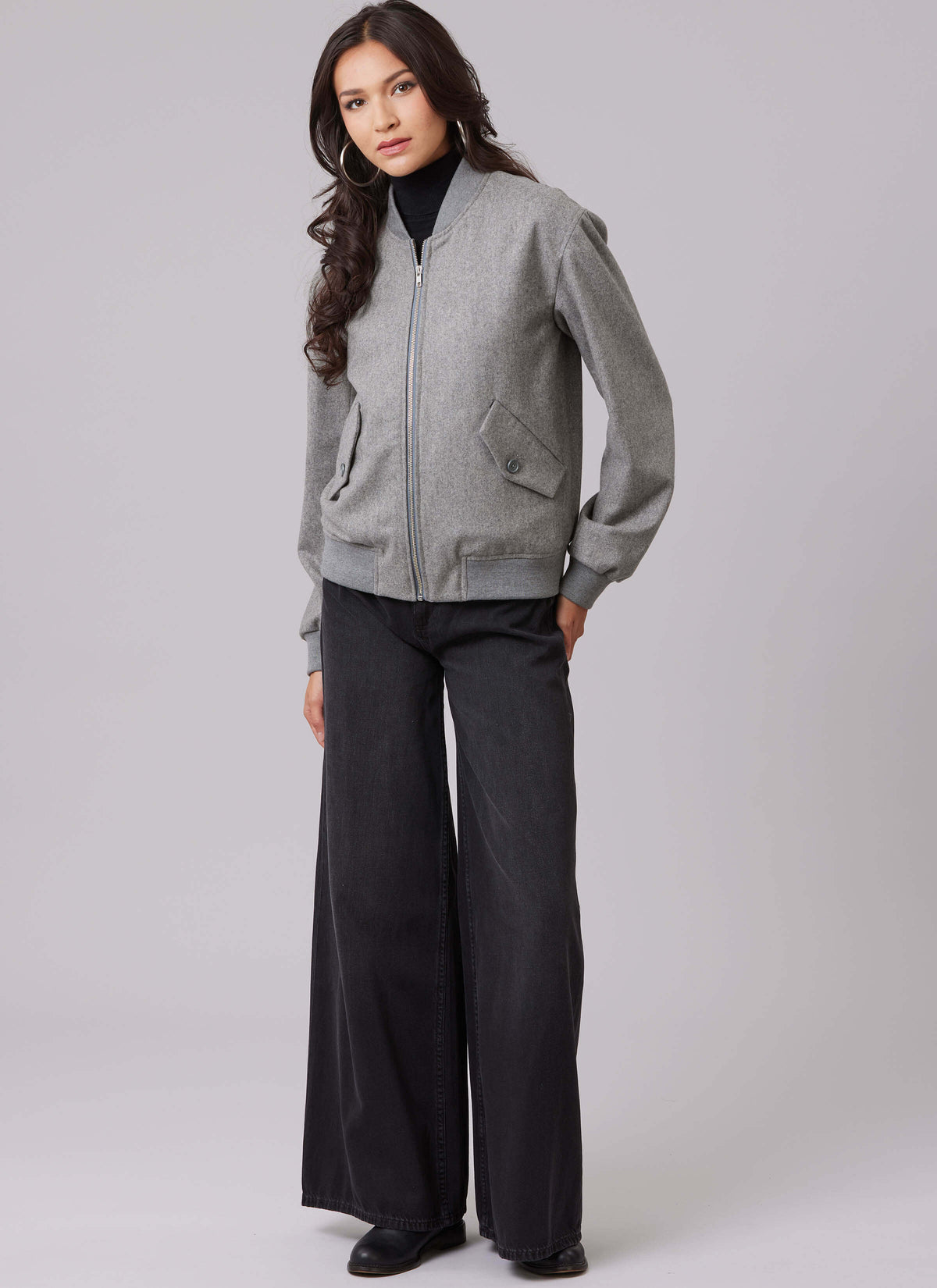 Patron McCall's n°8635 – Blouson aviateur doublé est doté d’une fermeture à glissière sur le devant