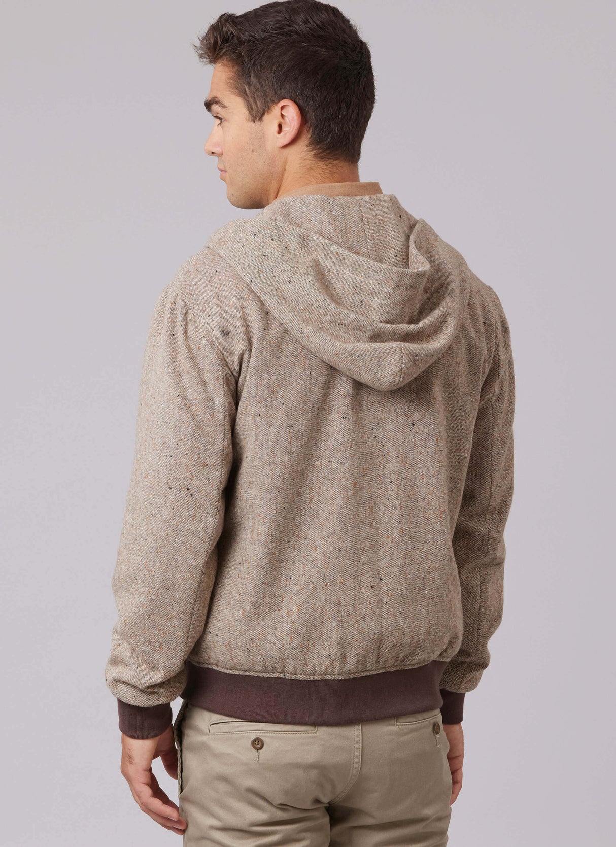 Patron McCall's n°8635 – Blouson aviateur doublé est doté d’une fermeture à glissière sur le devant