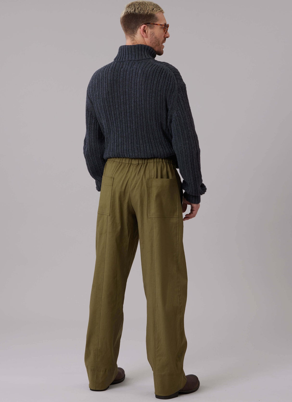 Patron McCall's n°8636 – Pantalons à enfiler sont dotés d’une taille élastiquée avec des cordons